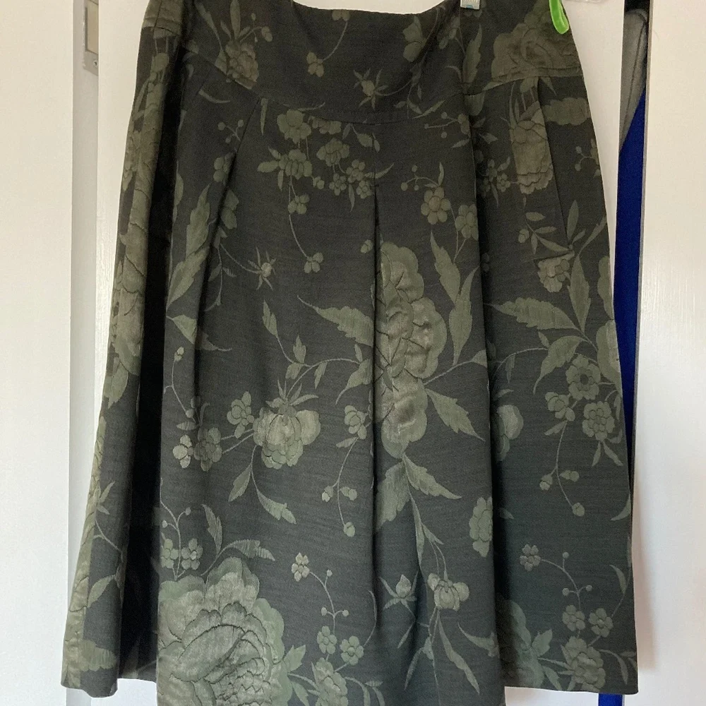 Italian Designer Piazza Sempione green wool crepe and silk blend suit, size 10 - Picture 3 of 5